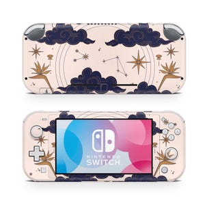 Peut inclure: Une console Nintendo Switch Lite avec une peau personnalisée présentant un design céleste. La peau a un fond rose clair avec des nuages bleu marine, des étoiles dorées et des motifs de constellations. L'écran affiche le logo Nintendo Switch.