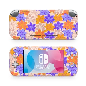 Könnte beinhalten: Eine Nintendo Switch Lite-Konsole mit floralem Design. Das Gehäuse zeigt ein Muster aus orangefarbenen, lila und beigen Blumen. Der Bildschirm zeigt das Nintendo Switch-Logo mit einem rosa und blauen Hintergrund.