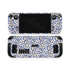 Op de afbeelding: Een Steam Deck console skin met een bloemenpatroon van blauwe bloemen en bladeren op een crèmekleurige achtergrond. De tekst "Stick And Play" is zichtbaar op het scherm. De skin bedekt de voor- en achterkant van de console.
