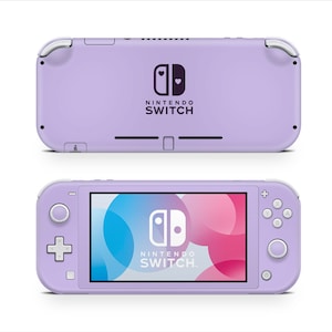 Op de afbeelding: Een lavendelkleurige Nintendo Switch Lite-console, weergegeven vanuit twee hoeken. De voorkant toont het scherm met een kleurrijke afbeelding en het Nintendo Switch-logo. De achterkant toont het logo en het ontwerp van de console.