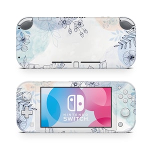 Può includere: Una console Nintendo Switch Lite bianca con un design floreale. Il design presenta lavaggi ad acquerello blu e pesca e delicati disegni a tratto nero di fiori e foglie. Lo schermo mostra il logo Nintendo Switch.