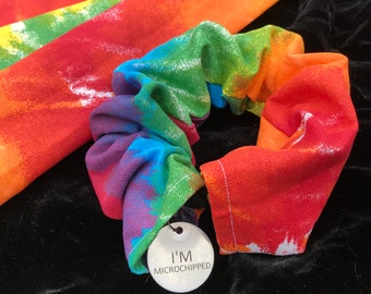 Liten djurfärgad tie dye-kragetub med regnbågsmotiv