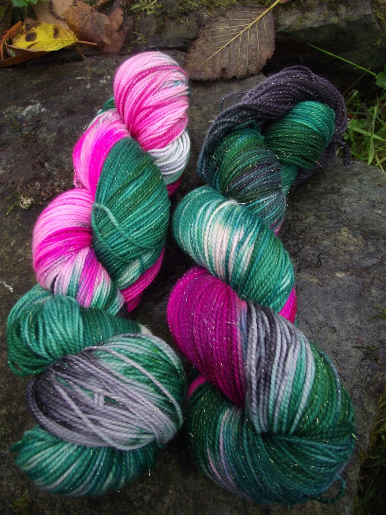 Handpainted sock yarn, fingering yarn, Superwash Merino Silk Sparkle Nylon, 100 grams-Rose Red afbeelding 2