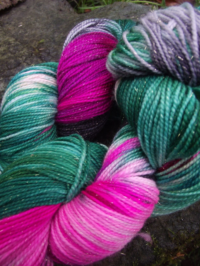 Handpainted sock yarn, fingering yarn, Superwash Merino Silk Sparkle Nylon, 100 grams-Rose Red afbeelding 4