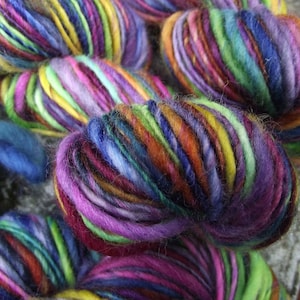 Handspun yarn, hand dyed Handpainted Polwarth Wool Yarn worsted bulky thick and thin multiple skeins available-Dia de los Muertos afbeelding 1