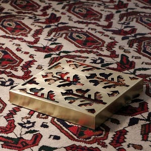 Handgefertigter Wandbehang aus Messing: Kelim Teppich