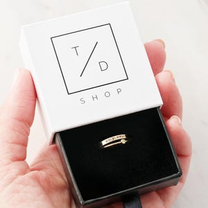 Anillo personalizado grabado - Anillo con nombre personalizado en oro laminado de 14k, delicado anillo apilable, anillo minimalista de oro y plata, regalo para ella, RNG imagen 4