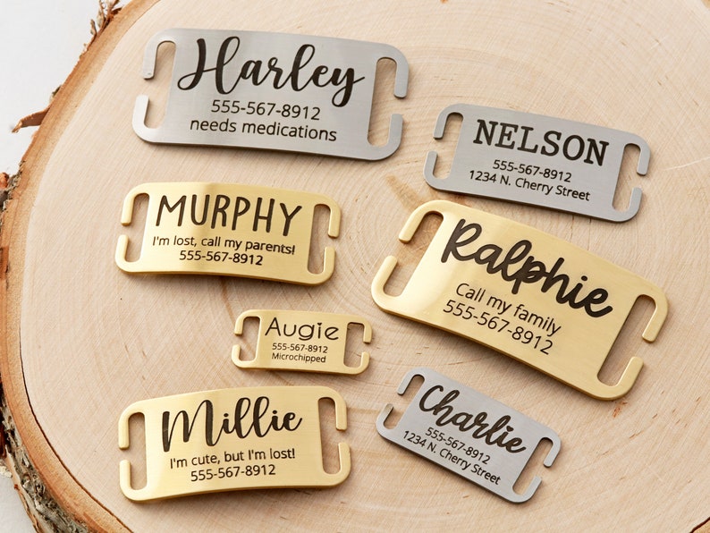 Puede incluir: Seis etiquetas de identificaci&oacute;n para perros de oro y plata con nombres, n&uacute;meros de tel&eacute;fono e informaci&oacute;n adicional grabados. Las etiquetas est&aacute;n dise&ntilde;adas para sujetarse al collar de un perro.