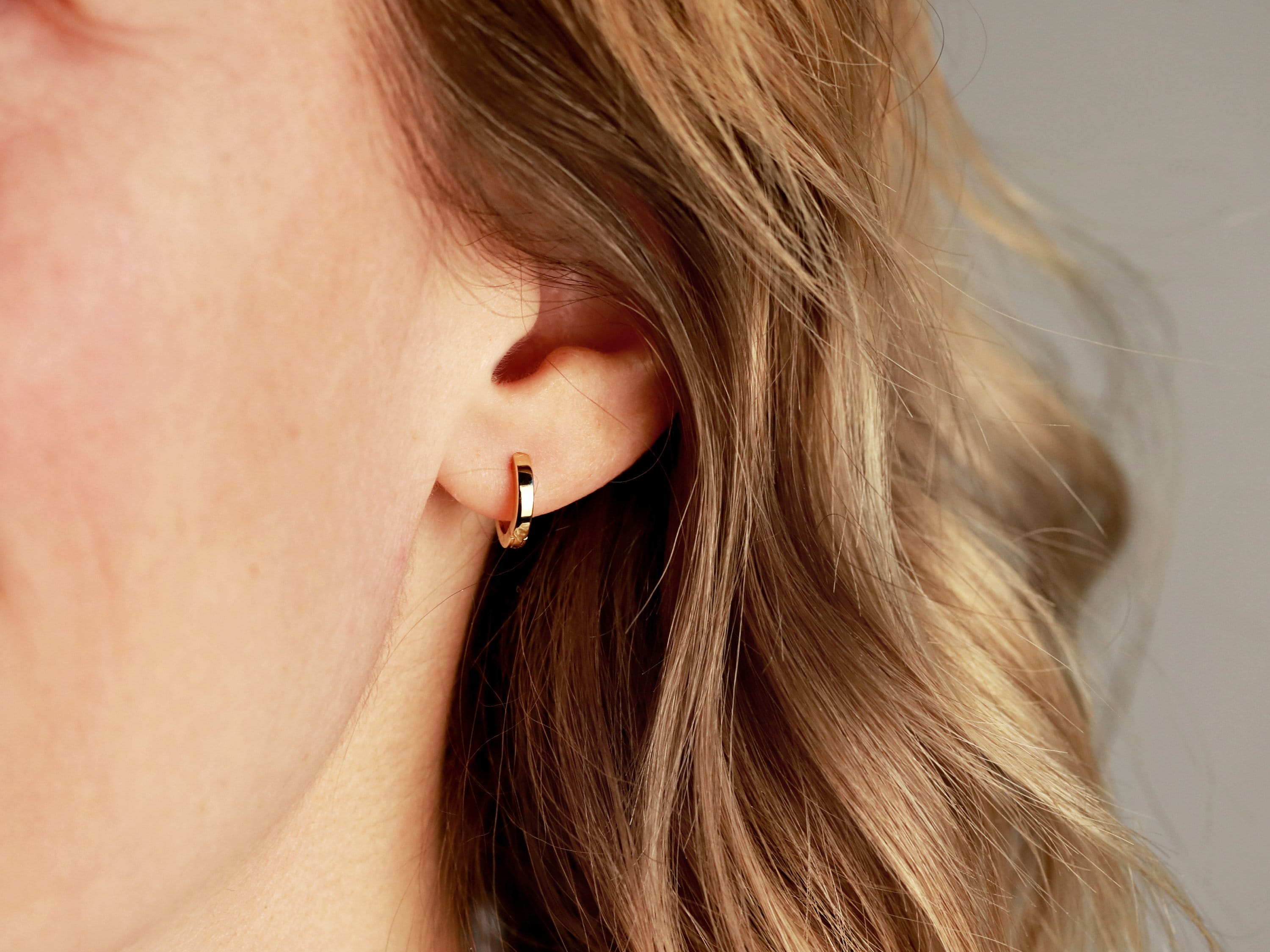 【オシャレ】MEJURI メジュリ Single Easy Huggie Hoop ピアス Mejuri + Single Easy Huggie Hoop