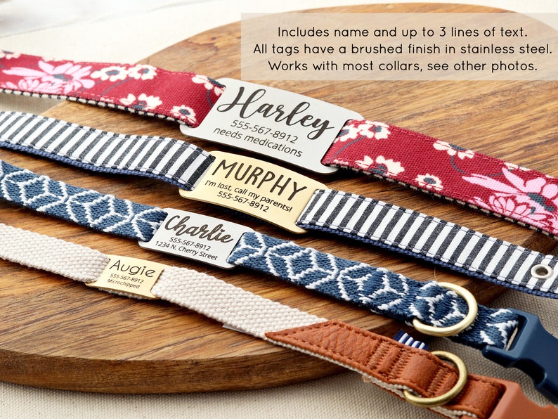 Puede incluir: Cuatro collares para perros diferentes con etiquetas de metal grabadas personalizadas. Los collares son de varios colores y patrones, incluyendo rojo con flores blancas, rayas blancas y negras, azul con un patr&oacute;n geom&eacute;trico y beige con un acento de cuero marr&oacute;n. Las etiquetas incluyen el nombre del perro, el n&uacute;mero de tel&eacute;fono y informaci&oacute;n adicional como "necesita medicamentos" o "Estoy perdido, llama a mis padres".