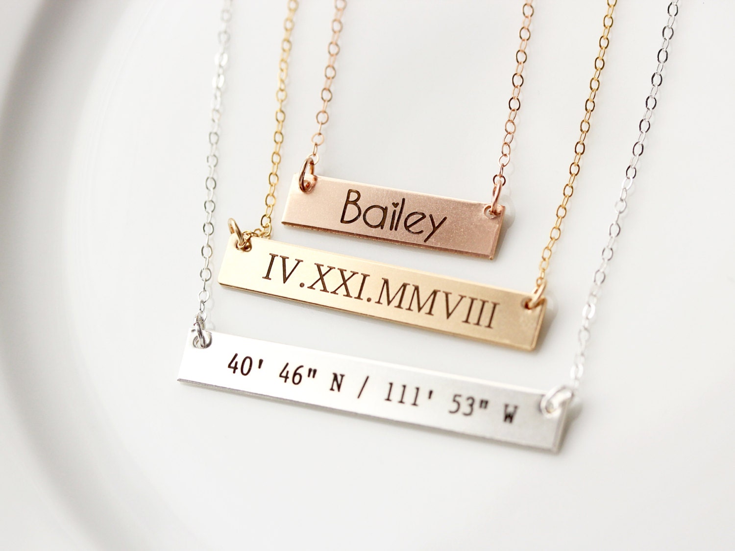 EV.YI Jewels Sasser Custom Personalized Name Necklace Last Name Plate Pendant Gift for Family Mom Dad Friend Lover