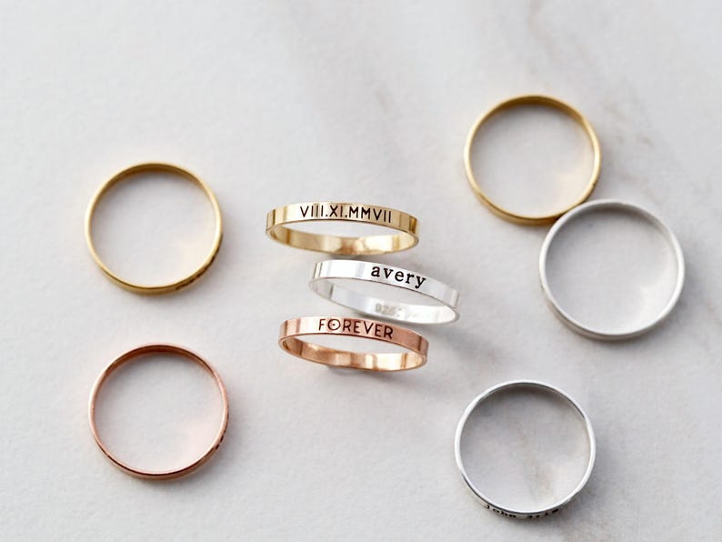 Anillo personalizado grabado - Anillo con nombre personalizado en oro laminado de 14k, delicado anillo apilable, anillo minimalista de oro y plata, regalo para ella, RNG imagen 1