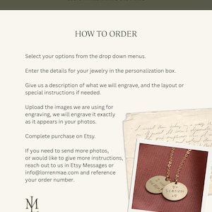 Puede incluir: Un gr&aacute;fico informativo para los servicios de grabado de escritura a mano de Lorren Mae. El texto describe los pasos para pedir joyas personalizadas. Una foto muestra un collar de tono dorado con dos colgantes redondos grabados a mano.