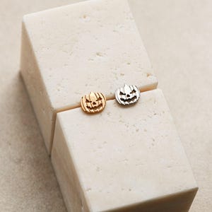 Pumpkin Flat Back Stud Halloween Earrings, Titanium Flat Backs, Flat Back Studs, Jack-o-lantern, Implant Grade, Hypoallergenic, Nap FEXI afbeelding 2