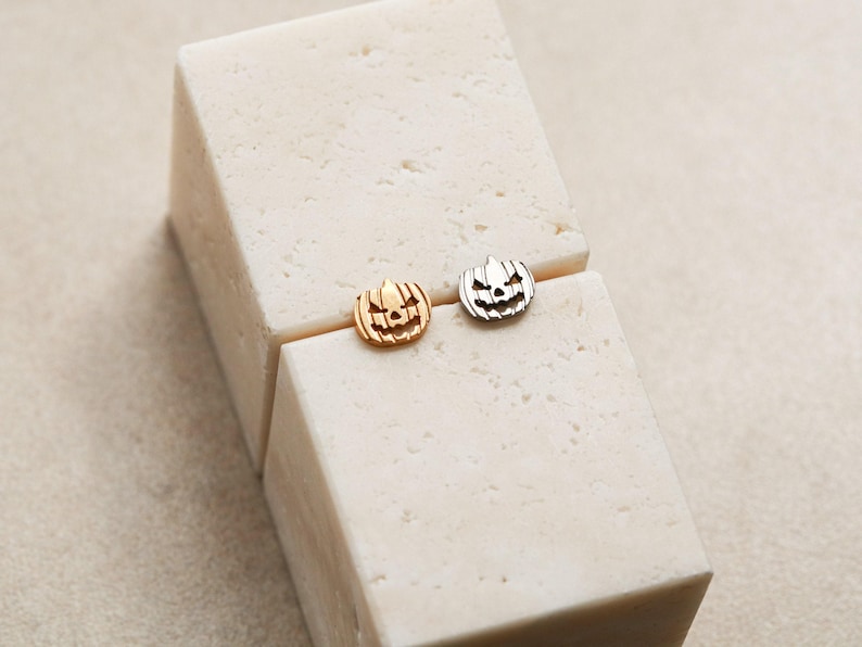 Pumpkin Flat Back Stud Halloween Earrings, Titanium Flat Backs, Flat Back Studs, Jack-o-lantern, Implant Grade, Hypoallergenic, Nap FEXI afbeelding 2