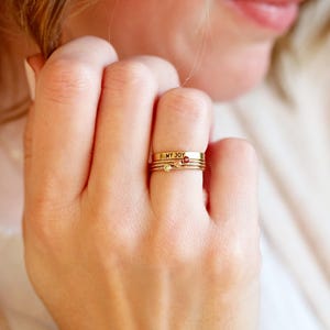 Anillo personalizado grabado - Anillo con nombre personalizado en oro laminado de 14k, delicado anillo apilable, anillo minimalista de oro y plata, regalo para ella, RNG imagen 6