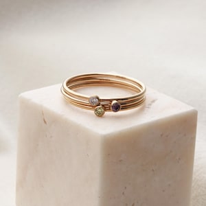 Bague à empiler avec pierres de naissance - Bague avec pierres précieuses personnalisées en or 14 carats, bague en argent délicate, cadeau de bijoux de pierre de naissance personnalisés pour elle, bague RNG image 9