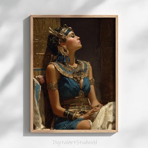 Op de afbeelding: Een ingelijst portret van een vrouw in een blauwe jurk en gouden sieraden, die doet denken aan de oude Egyptische royalty. Het kunstwerk toont ingewikkelde details in de kleding van de vrouw, waaronder een hoofdtooi en een sierlijke kraag. De tekst "DigitalArtStudioVH" is onderaan zichtbaar.
