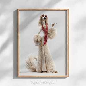 Può includere: Stampa incorniciata con un personaggio di cane stilizzato in un outfit glamour. Il cane indossa un lungo abito color crema, una sciarpa rossa e una piccola borsa. L'opera d'arte ha un tema stravagante e alla moda.