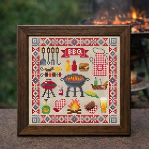 Könnte beinhalten: Ein gerahmtes Kreuzstichbild mit BBQ-Motiven: Grill, Spatel, Burger, Gewürze, Schürze, Bier und Mais. Das Design umfasst einen rot-weiß-blauen Rand und das Wort "BBQ". Der Rahmen ist dunkelbraun.