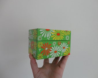 VINTAGE metal floral RECIPE BOX - retro daisies | floral decor - vintage floral decor - 3 x 5 index card box - please read description