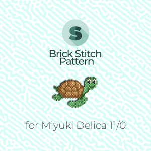 Może przedstawiać: Wzór na koraliki w kształcie żółwia w kolorze zielonym i brązowym do szydełkowania ściegiem ceglanym, z wykorzystaniem koralików Miyuki Delica 11/0. Wzór jest oznaczony jako "Brick Stitch Pattern".