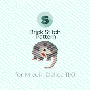 Może przedstawiać: Wzór ściegu ceglanego dla szarego i białego oposa, z różowym nosem i ogonem. Wzór jest do użycia z koralikami Miyuki Delica 11/0.