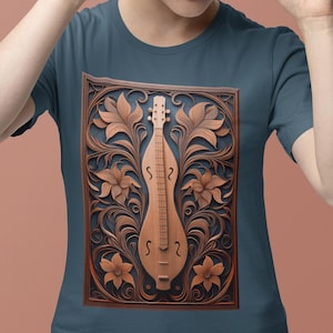 Könnte beinhalten: Ein blaues T-Shirt mit einem detaillierten Holzschnitzmuster. Das Design zeigt ein Hackbrett-Instrument, umgeben von floralen und Blattmustern. Die Schnitzerei ist in Brauntönen gehalten und vor einem dunkelblauen Hintergrund platziert.