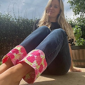 Cuffed Jeans - Dark Wash Denim mit Pinken Bündchen