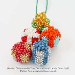 Beaded Christmas gift tree decorations pattern. Peyote stitch tutorial to make beaded parcels for Christmas decorations, by Katie Dean