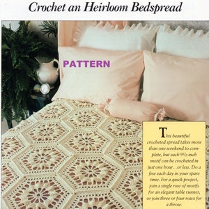 Op de afbeelding: Een crèmekleurige gehaakte sprei met een herhalend zeshoekig motiefpatroon. De tekst bovenaan luidt Crochet an Heirloom Bedspread, en het tekstvak rechts vermeldt dat elk motief van 24,1 cm in één uur kan worden gehaakt.