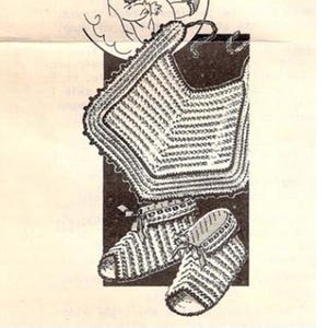 Puede incluir: Un conjunto de babero y botines para bebé de ganchillo en blanco. El babero tiene un borde festoneado y los botines tienen una punta puntiaguda.