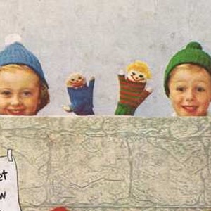 Op de afbeelding: Twee kinderen met wintermutsen houden vingerpoppen omhoog. De poppen zijn gekleed in kleurrijke kleding. Een bordje staat "Puppet Show".