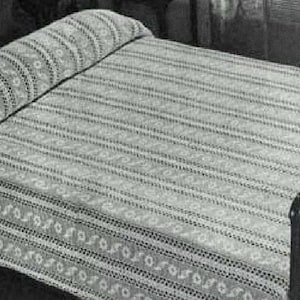 Puede incluir: Una cama con colcha y cabecero estampados. La colcha presenta un patrón repetitivo de rayas verticales y bordes decorativos. El cabecero también está cubierto con la misma tela estampada. El marco de la cama es visible.