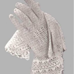 Może przedstawiać: Białe rękawiczki szydełkowe z koronkowym wzorem. Rękawiczki mają długie mankiety i delikatny wzór.