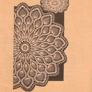 Puede incluir: Un primer plano de un encaje de ganchillo con un diseño delicado e intrincado. El encaje está hecho de hilo blanco y tiene un borde festoneado.