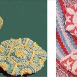 Op de afbeelding: Twee gebreide pottenlapjes, een geel en blauw, de andere roze en rood. Beide hebben een geometrisch patroon.