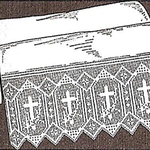 以下が含まれることがあります： 十字架と菱形の繰り返し模様が施された白いクロシェレースのトリム。レースは巻かれており、テーブルクロスやその他の布地の縁取りになっているようです。