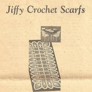 Puede incluir: Un patrón de crochet vintage para un camino de mesa o una bufanda. El patrón presenta un delicado diseño de encaje con un motivo cuadrado central y un borde festoneado. El texto "Jiffy Crochet Scarfs" está impreso en la parte superior de la página.