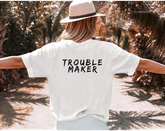 T-shirt en jersey unisexe Troublemaker, t-shirt Trouble Maker, t-shirt bohème, cadeau drôle pour soeur, cadeau pour frère, tenue de festival, cadeau esprit libre