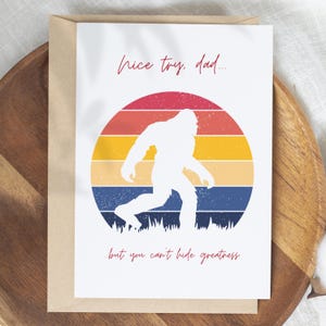 Carte drôle de fête des pères Bigfoot imprimable | « Bien essayé, papa… mais vous ne pouvez pas cacher la grandeur » | Carte pliable à téléchargement immédiat pour papa