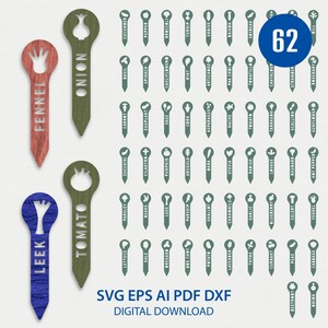 Pode incluir: Uma coleção digital de 62 marcadores de plantas de jardim em formatos SVG, EPS, AI, PDF e DXF. O conjunto apresenta etiquetas com textura de madeira em verde, vermelho e azul com nomes e ícones de vegetais recortados, incluindo funcho, cebola, alho-poró e tomate.