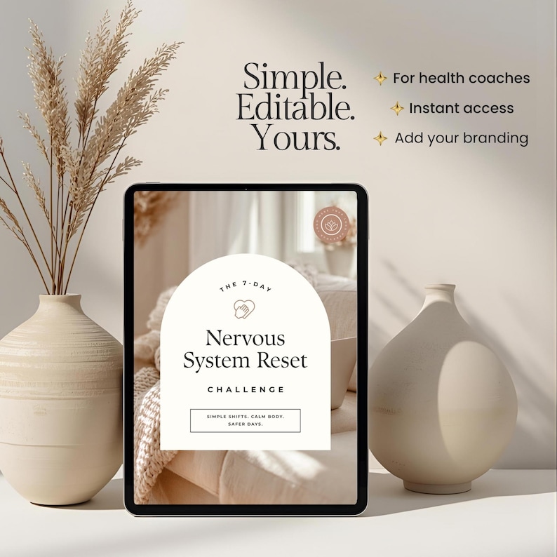Peut inclure: Une tablette num&eacute;rique affiche un programme de bien-&ecirc;tre intitul&eacute; "Nervous System Reset Challenge". Le texte "Simple. Editable. Yours." est au-dessus de la tablette. Deux vases beiges et des plantes s&eacute;ch&eacute;es sont de chaque c&ocirc;t&eacute; de la tablette. Le texte suppl&eacute;mentaire comprend "For health coaches", "Instant access" et "Add your branding."
