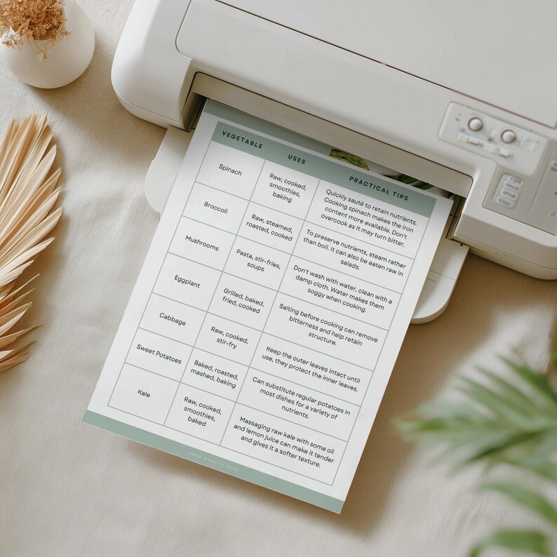 Puede incluir: Una impresora blanca imprimiendo una hoja con una tabla verde y blanca que enumera los usos de las verduras y consejos pr&aacute;cticos. La tabla incluye informaci&oacute;n sobre espinacas, br&oacute;coli, champi&ntilde;ones, berenjena, repollo, batatas y col rizada.