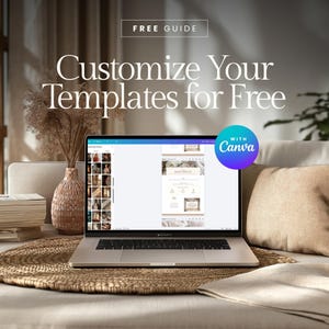 Op de afbeelding: Een laptop met een website sjabloon, met de tekst "Customize Your Templates for Free" en "Free Guide". Een ronde afbeelding met de tekst "With Canva" staat rechts. De laptop staat op een geweven mat, met een vaas en boeken op de achtergrond.
