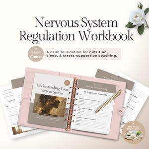 Puede incluir: Un cuaderno de trabajo con carpeta rosa titulado "Nervous System Regulation Workbook". El cuaderno de trabajo incluye páginas con los títulos "Understanding Your Nervous System" y "Nervous System Mapping". Un bolígrafo dorado descansa sobre las páginas abiertas. El texto dice "A calm foundation for nutrition, sleep, & stress-supportive coaching."