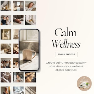 Könnte beinhalten: Werbebild mit dem Text "Calm Wellness" und "Stock Photos". Das Bild zeigt ein Smartphone, das eine beige Tasse mit Dampf anzeigt, umgeben von kleineren Bildern von Wellness-Szenen. Der Text lautet: Erstellen Sie ruhige, nervensystemschonende Visuals.
