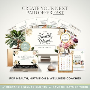 Könnte beinhalten: Werbebild für Gesundheits- und Wellness-Coaches. Es zeigt einen Laptop, ein Tablet und einen Klemmbrett mit Dokumenten, einen Desktop-Computer, Blumen und eine Pflanze. Der Text lautet "The Health Reset Coach Toolkit" und "Create Your Next Paid Offer Fast."