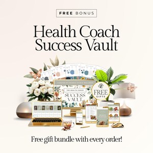 Puede incluir: Un anuncio del Health Coach Success Vault, con un port&aacute;til, un monitor de escritorio, tabletas y un smartphone. La imagen incluye el texto "FREE BONUS" y "Free gift bundle with every order!" con acentos florales y mariposas.