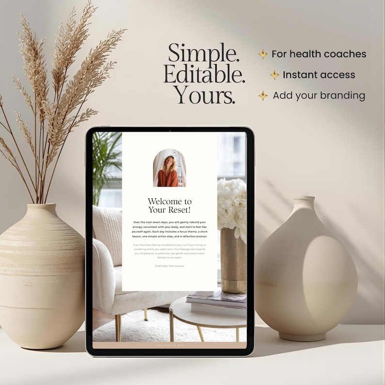 Op de afbeelding: Een digitale tablet toont de tekst "Welcome to Your Reset!" met de woorden "Simple. Editable. Yours." erboven. De afbeelding bevat ook de tekst "For health coaches, Instant access, Add your branding."